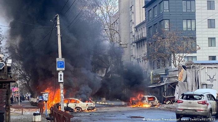 Vehículos en llamas en el centro de Jersón tras un ataque de los invasores rusos.