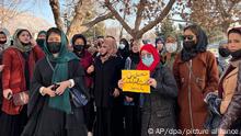 Afghanische Frauen nehmen an einer Demonstration gegen das kürzlich verhängte Universitätsverbot für Frauen teil. Am 20. Dezember hatten die Taliban in Afghanistan mit sofortiger Wirkung Frauen von allen Universitäten verbannt. Seit ihrer Machtübernahme im August 2021 haben die Islamisten Frauenrechte massiv eingeschränkt. Mädchen und Frauen sind vom öffentlichen Leben weitgehend ausgeschlossen. +++ dpa-Bildfunk +++