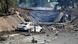 Un vehículo destrozado junto al lugar donde explotó el camión. Un vehículo destrozado junto al lugar donde explotó el camión.