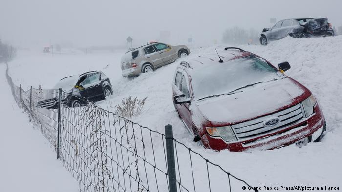 Autos atrapados en la nieve en Estados Unidos.