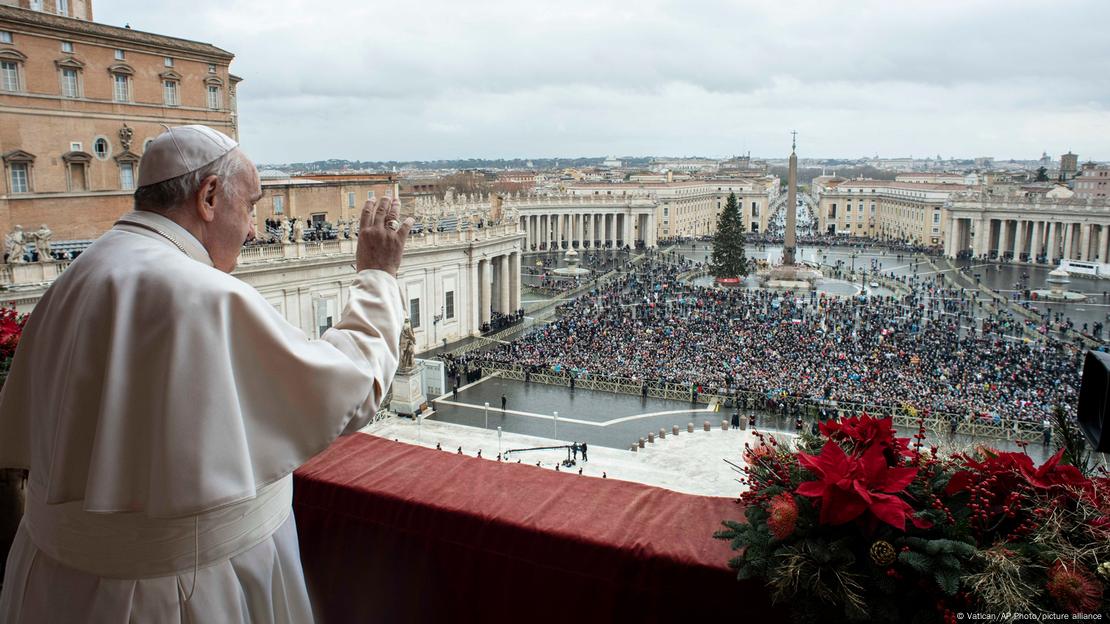 د آرشیف انځور - پاپ فرانسیس د واټیکان سنت پيتر میدان کې د وینا پر مهال - د ۲۰۲۱م کال د دسمبر ۲۵مه د آرشیف انځور - پاپ فرانسیس د واټیکان سنت پيتر میدان کې د وینا پر مهال - د ۲۰۲۱م کال د دسمبر ۲۵مه