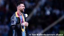 Fußball: WM, Argentinien - Frankreich, Finalrunde, Finale, Lusail Stadion, Argentiniens Lionel Messi steht mit einem schwarzen Bischt bei der Siegerehrung.
