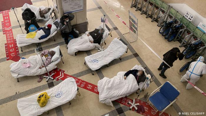 新冠感染人数暴增导致医院人满为患，重庆市第五人民医院的病患被安置在医院大厅