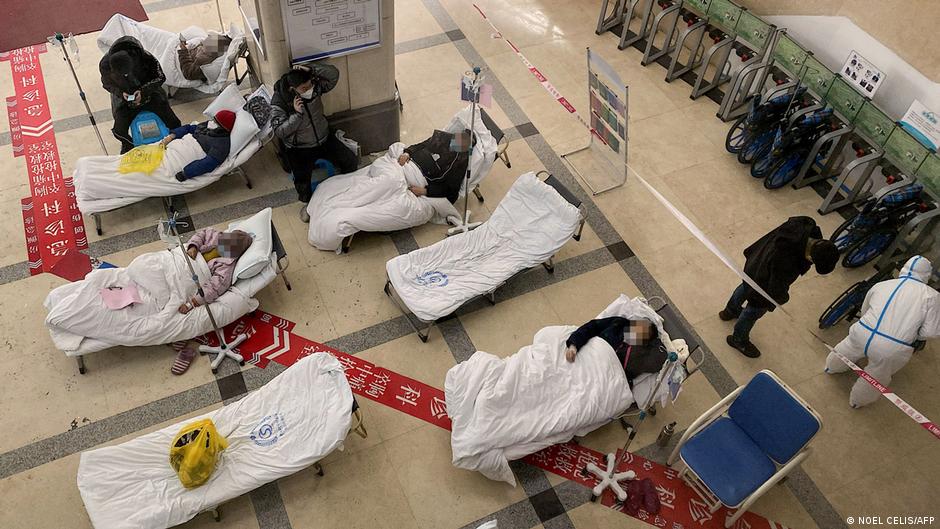 中國疫情肆虐，醫院應接不暇。 2022年12月23日，新冠感染患者躺在重慶市第五人民醫院大廳的病床上。