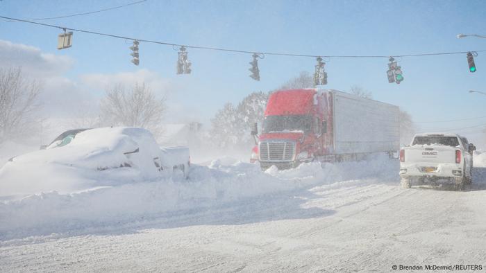 Muchos vehículos quedaron abandonados en una carretera en Main St. en Amherst, en Buffalo, Nueva York.