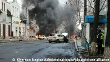 Autos brennen und Rauch steigt auf, nachdem ein russischer Raketenangriff das Stadtzentrum getroffen hat. Bei einem russischem Beschuss des Zentrums der südukrainischen Stadt Cherson sind nach Angaben der örtlichen Behörden 10 Menschen getötet und 55 weitere verletzt worden. +++ dpa-Bildfunk +++