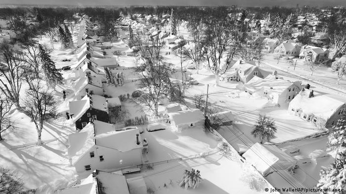La nieve cubre un barrio de Cheektowaga, Nueva York. Millones de personas se resguardaron el domingo de Navidad para soportar el frío y la tormenta.
