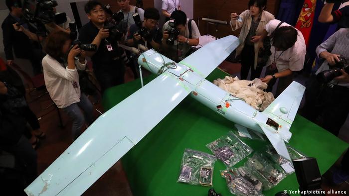 Un presunto dron norcoreano es revisado en Seúl, en junio de 2017, la última vez que se detectaron incursiones del Norte.