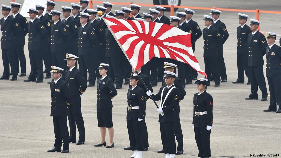 時隔4年後，日本和中國的國防官員恢復實體交流。圖為日本海上自衛隊2014年在沖繩的閱兵儀式。