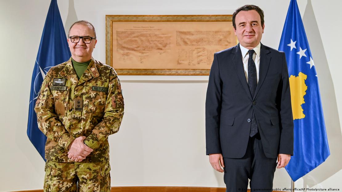 Командантот на КФОР, Анџело Микеле Ристуча и косовскиот премиер Албин Курти во Приштина на 26 декември 2022