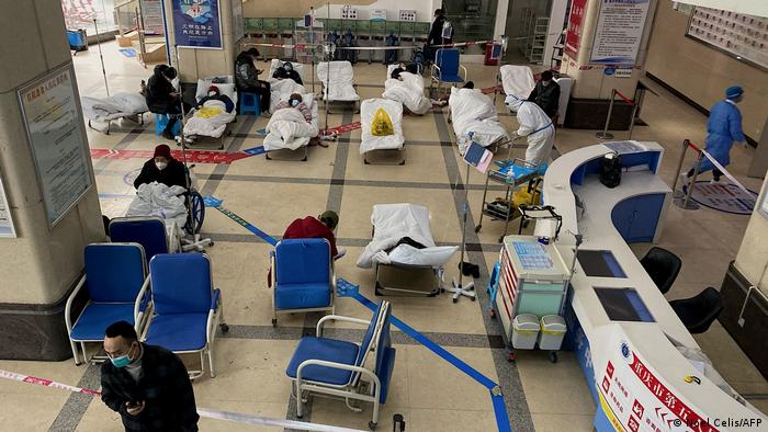 12月23日，重庆一家医院在大厅里安置发热病人