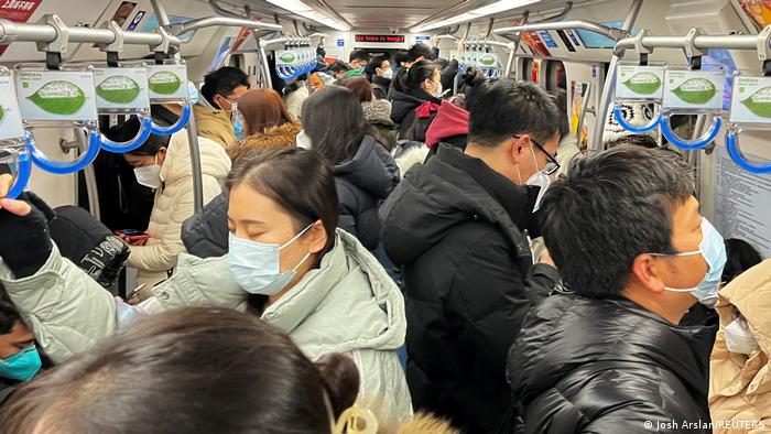 北京的地铁已开始回复往日的拥挤