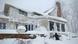 Vor einem Haus in Amherst, Erie County, US-Bundesstaat New York schippt jemand Schnee Vor einem Haus in Amherst, Erie County, US-Bundesstaat New York schippt jemand Schnee
