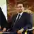 Porträt von Husni Mubarak auf einem goldenen Stuhl(Foto: epa)