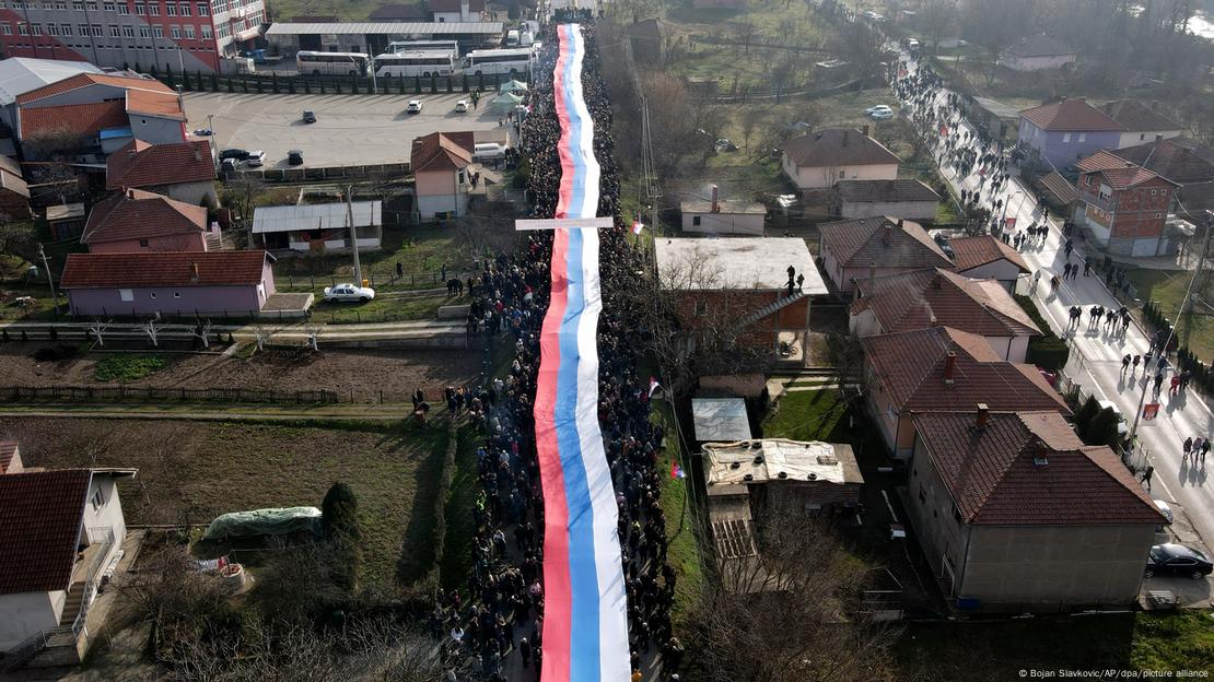 Kosova'nın kuzeyinde Sırpların gösterisinde dev Sırbistan bayrağı taşındı.