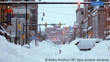 HANDOUT - 26.12.2022, USA, Buffalo: Auf diesem Foto, das von der Twitter-Seite der New Yorker Gouverneurin Kathy Hochul via AP zur Verfügung gestellt wurde, bedeckt der Schnee des Schneesturms vom Wochenende die Innenstadt. Die Zahl der Todesopfer in der vom Wintersturm «Elliot» hart getroffenen US-Stadt Buffalo ist auf 25 gestiegen. Gouverneurin Hochul hatte am Sonntag, 25.12.22, von einem «verheerenden Verlust» an Menschenleben durch den Sturm gesprochen. Foto: Uncredited/Twitter page of New York Gov. Kathy Hochul via AP/dpa - ACHTUNG: Nur zur redaktionellen Verwendung und nur mit vollständiger Nennung des vorstehenden Credits +++ dpa-Bildfunk +++