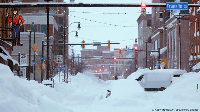 Foto de una calle llena de nieve en el estado de Nueva York