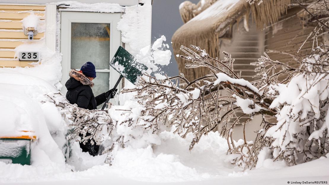 USA Hamburg, New York | Frau schaufelt Schnee