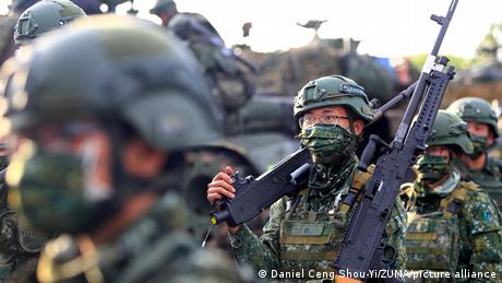 Китай продължава да изпраща военни части в Тайванския проток С