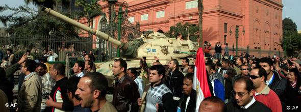 تانکی در میان مردم در میدان التحریر قاهره در روز شنبه ۲۹ ژانویه