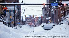 Schneesturm Elliott hält die USA weiter in Atem