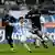 Kevin Volland (M) von 1860 München und Goran Sukalo (r) und Benjamin Kern (l) von Duisburg kämpfen um den Ball. (Foto: dpa)