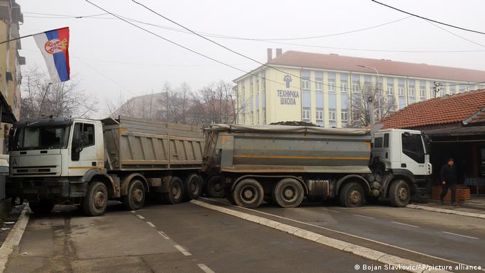 Kosovo Mitrovica Barrikade aus mit Steinen beladenen Lastwagen