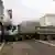Kosovo Mitrovica Barrikade aus mit Steinen beladenen Lastwagen