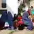 Mulheres e crianças afegãs aguardam tratamento em um centro de saúde