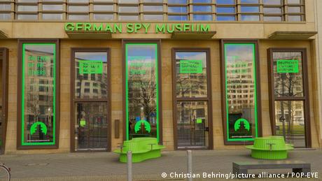 German Spy Mjuseum steht in leuchtend grünen Buchstaben über dem Eingang des deutschen Spionagemuseum am Leipziger Platz in Berlin