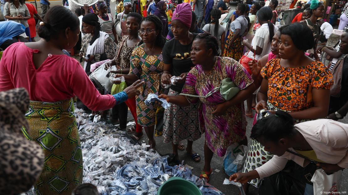 Des femmes font leurs courses au marché d'Accra Des femmes font leurs courses au marché d'Accra
