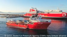 18.12.2022, Frankreich, Marseille: Das Seenotrettungsschiff «Ocean Viking» verlässt den Hafen von Marseille zu einer neuen Rettungsmission im Mittelmeer. Foto: Gilles Bader/Le Pictorium Agency via ZUMA/dpa +++ dpa-Bildfunk +++