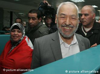 راشد غنوشی به هنگام ورود به خاک تونس در ۳۰ ژانویه ۲۰۱۱