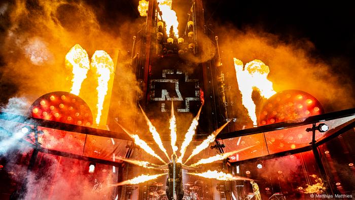 Till Lindemann envuelto en llamas controladas