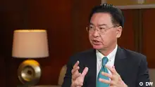 Motiv: Taiwanese Foreign Minister Joseph Wu im Interview mit der DW (nah)
Caption: Taiwanese Foreign Minister Wu says China has been preparing for an invasion
