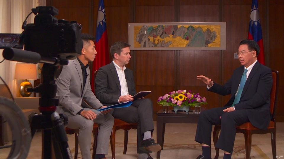 Taiwan | Außenminister Joseph Wu im Interview mit der DW