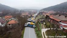 Kosovo-Serben bewachen Barrikaden im Auftrag ihres Arbeitgebers: Serbien