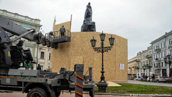 Arbeiter errichten im Stadtzentrum Odessas eine Umbauung des Katharinendenkmals