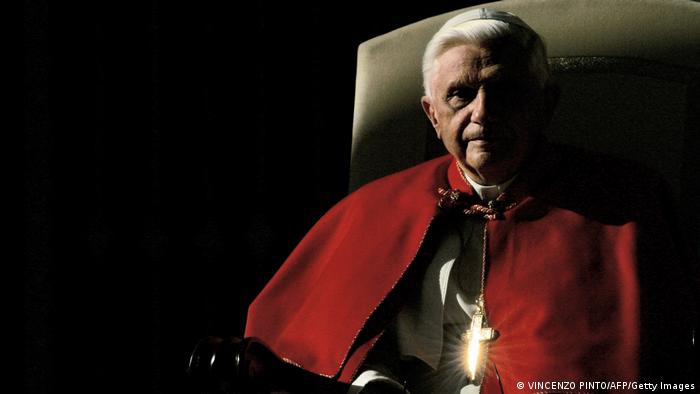 Benedicto XVI, retratado durante su audiencia general en San Pedro el 7 de diciembre de 2005.