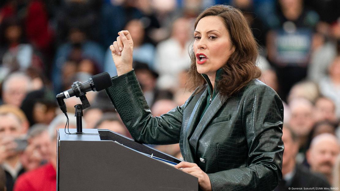 Gretchen Whitmer fala em comício