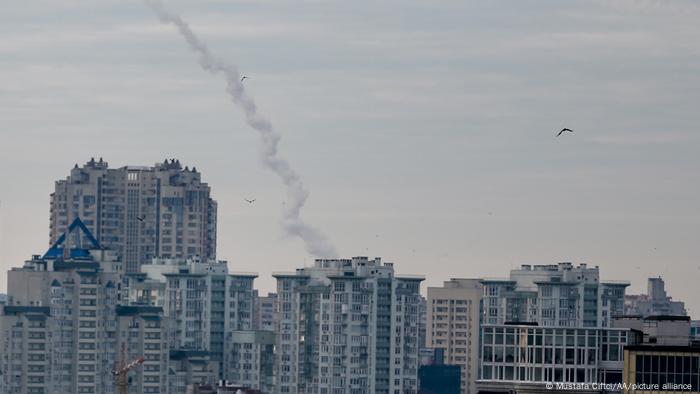 Las defensas antiaéreas de Kiev derriban un misil ruso sobre la capital ucraniana.