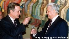 Der scheidende US-Präsident George Bush (l) und sein russischer Amtskollege Boris Jelzin prosten sich am 2. Januar 1993 während eines offiziellen Diners im Moskauer Kreml zu. Bush hielt sich in Moskau auf, um am 3. Januar mit Boris Jelzin den START-II-Vertrag zu unterzeichnen. Der Vertrag sieht eine festgelegte Verringerung der Zahl interkontinentaler atomarer Sprengköpfe bis zum Jahr 2003 vor.