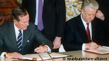 Der russische Präsident Boris Jelzin (r) und der scheidende US-Präsident George Bush unterzeichnen am 3. Januar 1993 im Wladimirsaal des Moskauer Kremls den START-II-Vertrag. Er sieht eine festgelegte Verringerung der Zahl interkontinentaler atomarer Sprengköpfe bis zum Jahr 2003 vor.