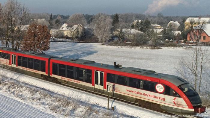 Der Kulturzug rollt durch winterliche Landschaften zwischen Berlin und Breslau am 29.12.2022