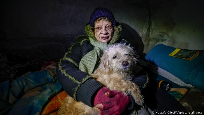 In Kiew sucht eine Frau Schutz vor russischen Raketenangriffen in einer Notunterkunft