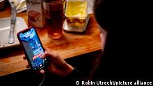 8.12.2022, Rotterdam, Niederlande, ROTTERDAM - A girl is watching tiktok on her phone. TikTok is a social media app that allows short music videos to be made and shared. The videos can have a length of 3 to a maximum of 30 seconds. Videos of 3 minutes can also be made. Robin Utrecht