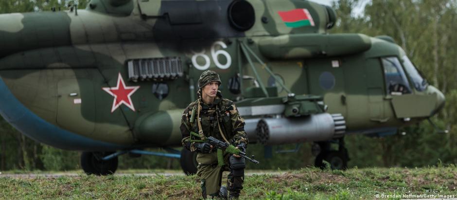 أرشيف ـ جندي بيلاروسي أمام مروحية عسكرية خلال تدريب تكتيكي (18 سبتمبر 2017)