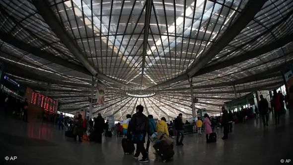 Reisende am Bahnhof von Shanghai (Foto: AP)