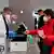 Control anticovid de pasajeros provenientes de China en el aeropuerto de Milán, Italia