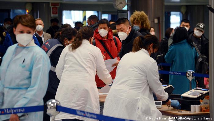 Το προσωπικό πραγματοποιεί τεστ κορωνοϊού κατά την άφιξη από την Κίνα, εικόνα από το αεροδρόμιο του Μιλάνου